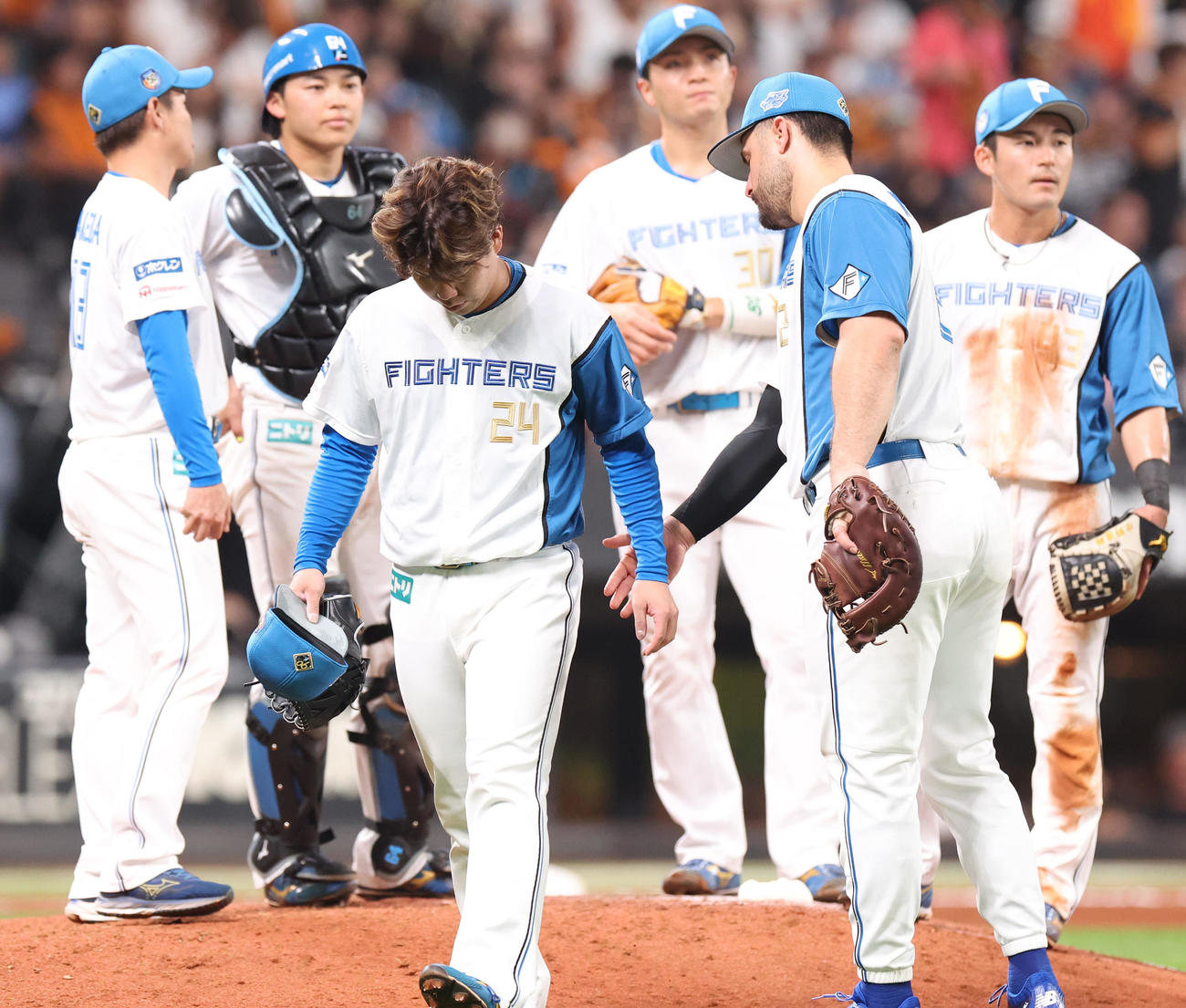 日本ハム対巨人　9回表途中で降板する金村（撮影・佐藤翔太）