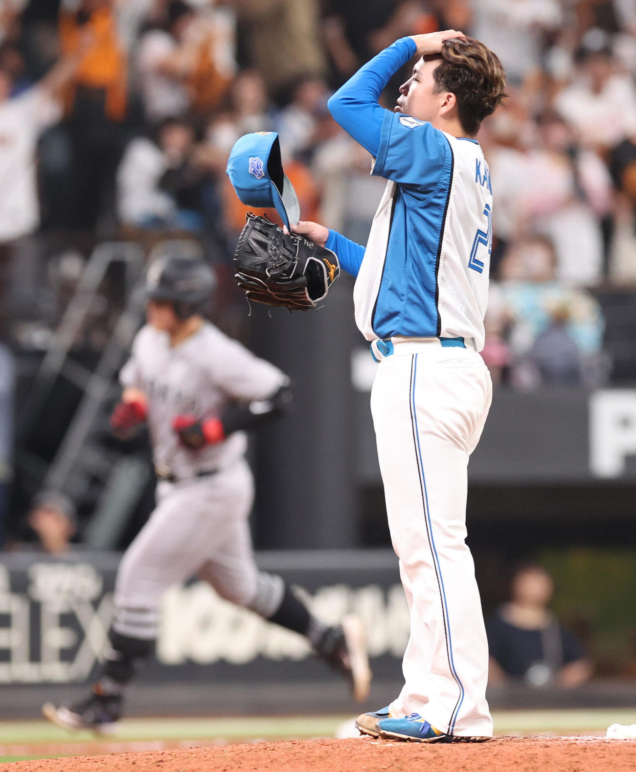 日本ハム対巨人　9回表巨人無死一塁、岡本和に左越え2点本塁打を浴びる金村（撮影・佐藤翔太）