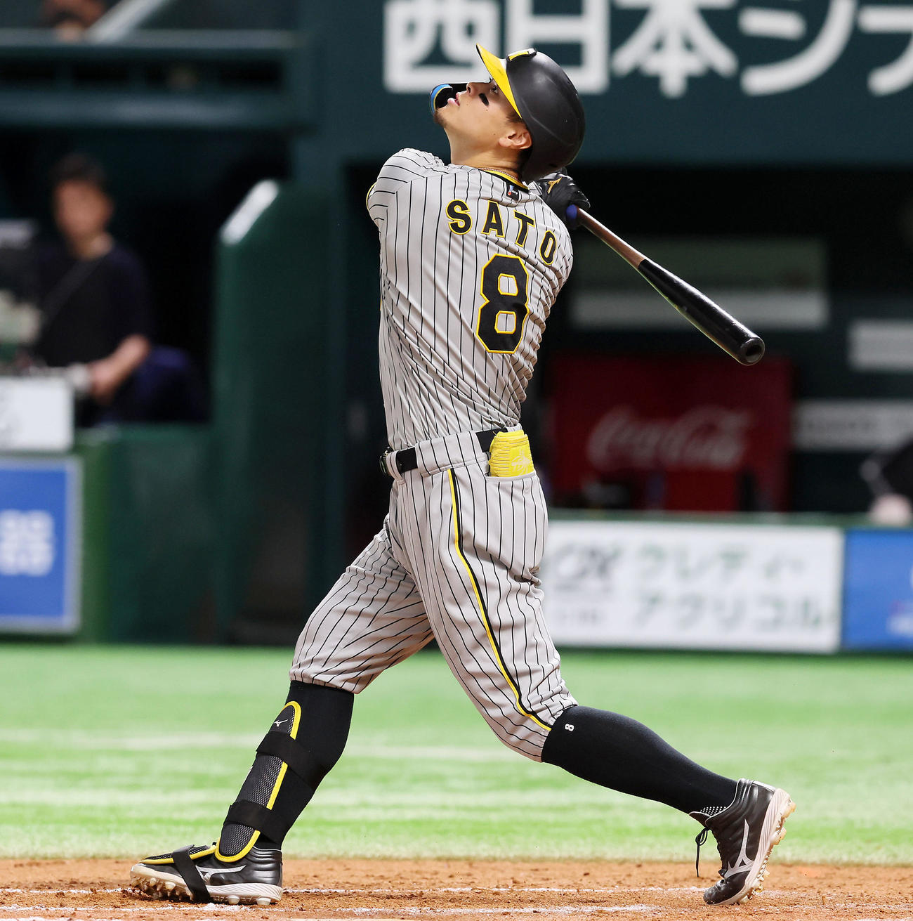 ソフトバンク対阪神　8回表阪神無死一、二塁、佐藤輝は左飛を打ち上げる（撮影・加藤哉）