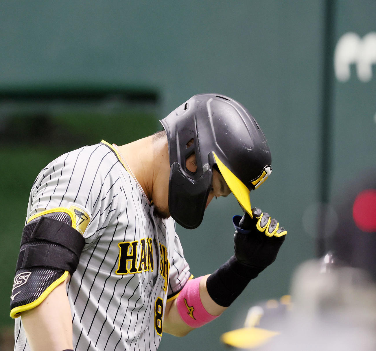 ソフトバンク対阪神　8回表阪神無死一、二塁、佐藤輝は左飛に倒れベンチへ引き揚げる（撮影・加藤哉）