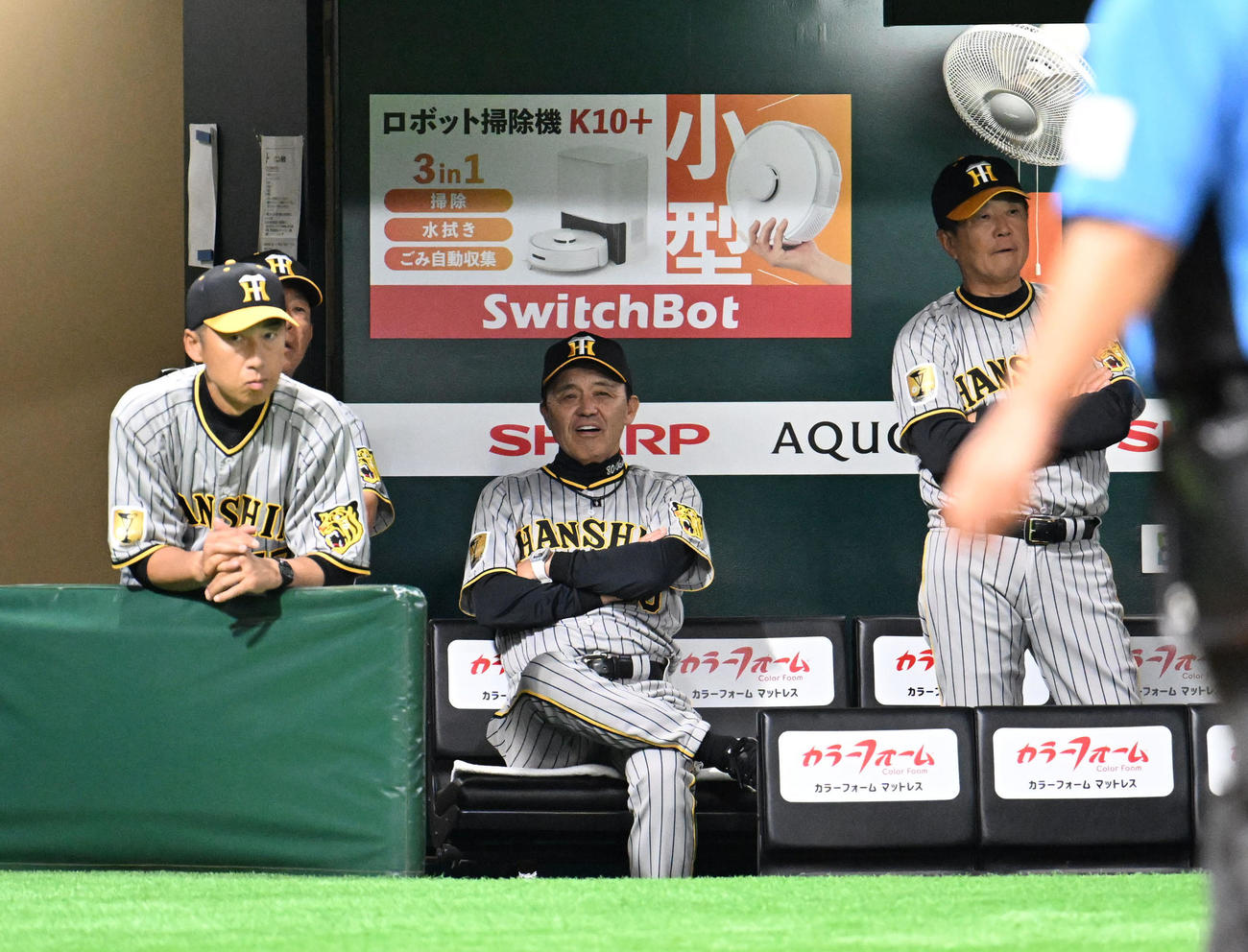 ソフトバンク対阪神　7回表、試合を見つめる岡田監督（中央）（撮影・林敢治）