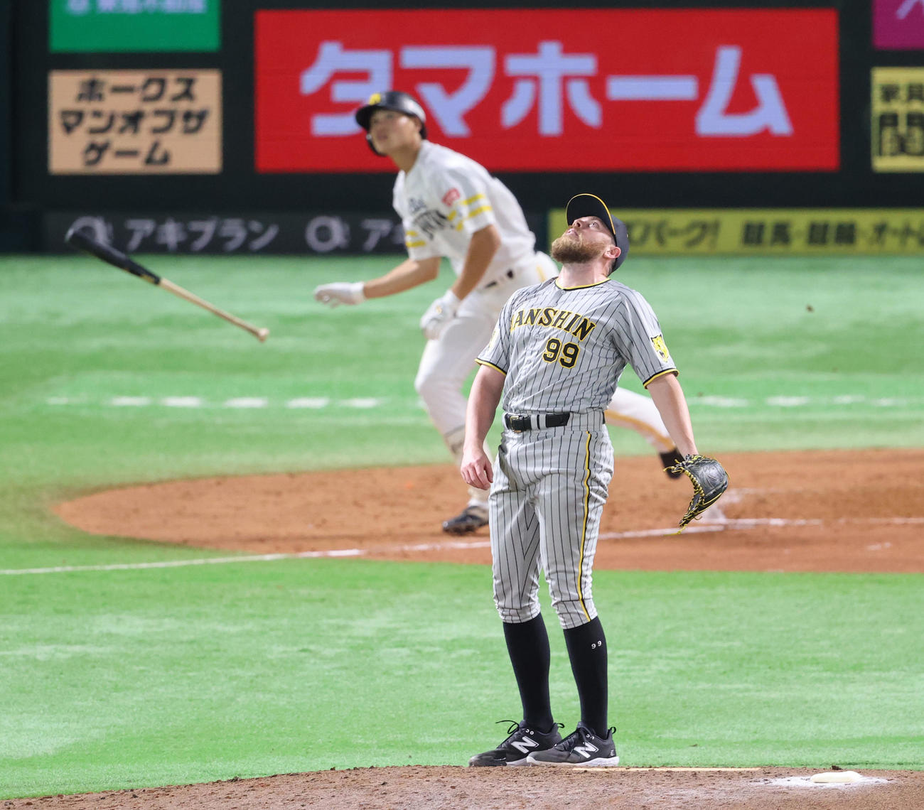 ソフトバンク対阪神　5回裏ソフトバンク無死、笹川に右越え本塁打を浴びたビーズリーはのけぞる（撮影・梅根麻紀）