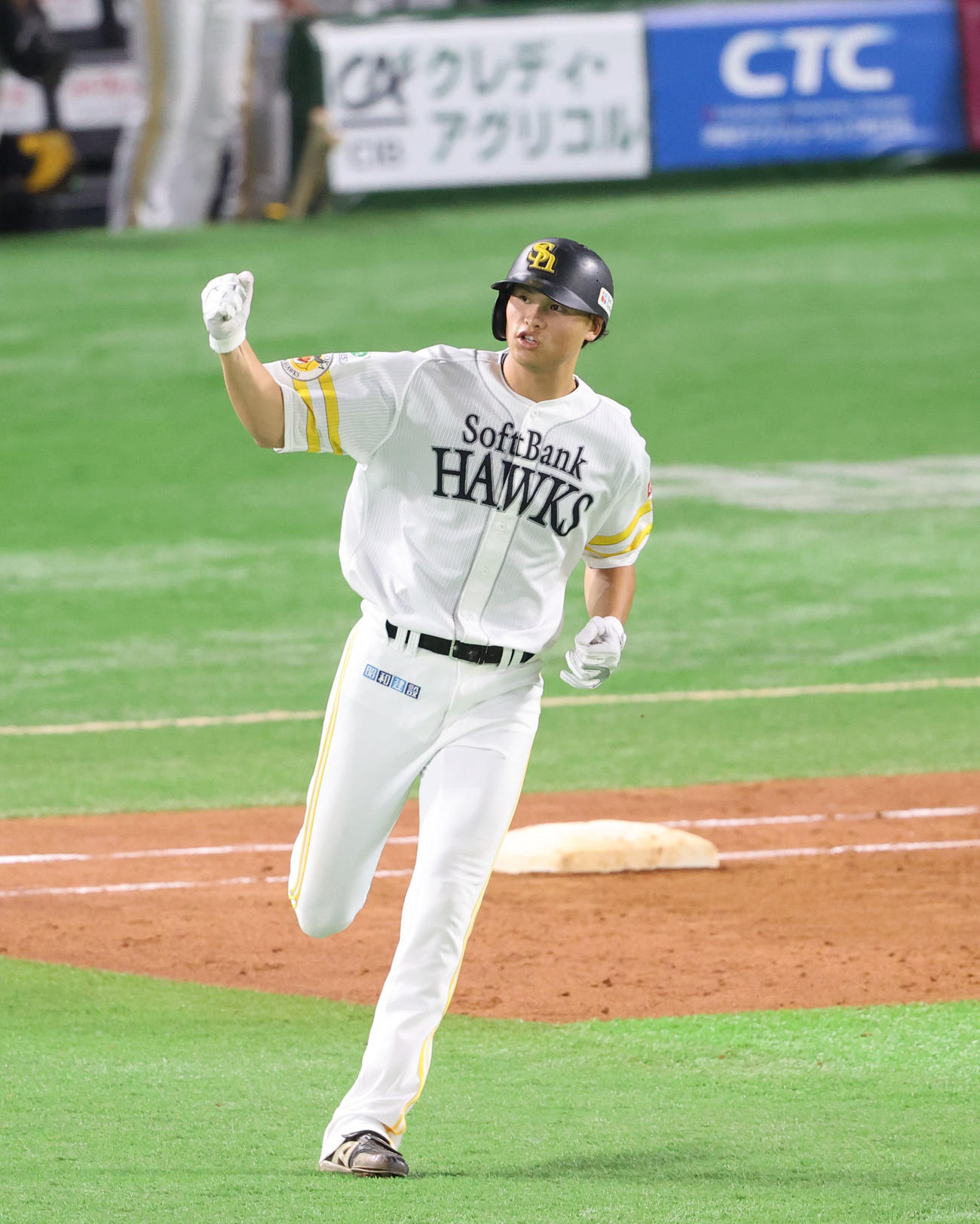 ソフトバンク対阪神　5回裏ソフトバンク無死、笹川は右越え本塁打を放ちガッツポーズ（撮影・梅根麻紀）