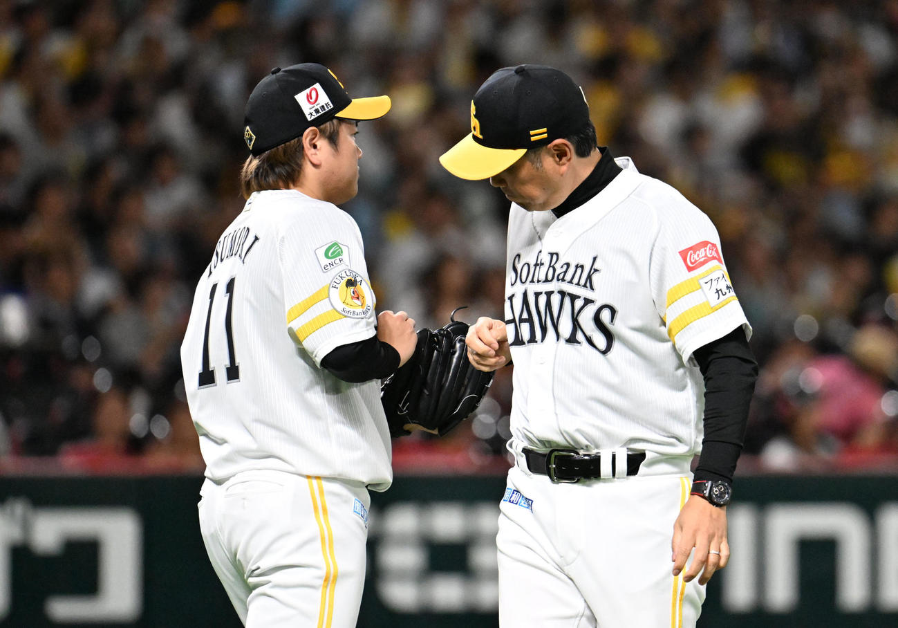 ソフトバンク対阪神　8回表阪神2死一、二塁、小久保監督（右）と津森（左）（撮影・林敢治）