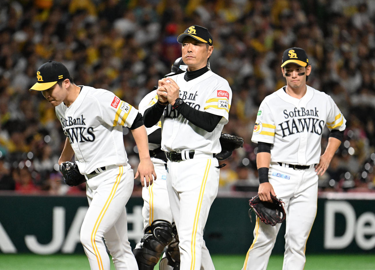 ソフトバンク対阪神　8回表阪神2死一、二塁、マウンドからベンチに戻る小久保監督（撮影・林敢治）
