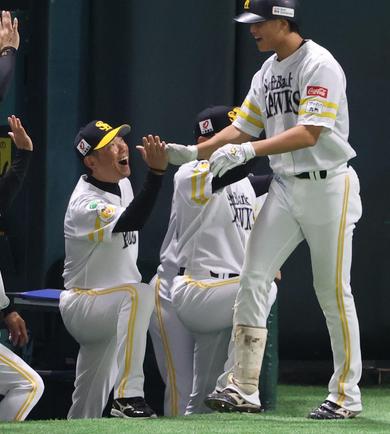ソフトバンク対阪神　5回裏ソフトバンク無死、笹川は右越えに本塁打を放ち小久保監督に出迎える（撮影・梅根麻紀）