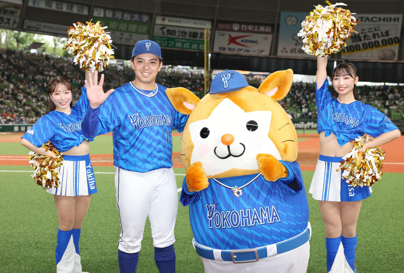 西武対DeNA 5勝目を挙げDB．スターマンとdianaと記念撮影するDeNA東（撮影・宮地輝）