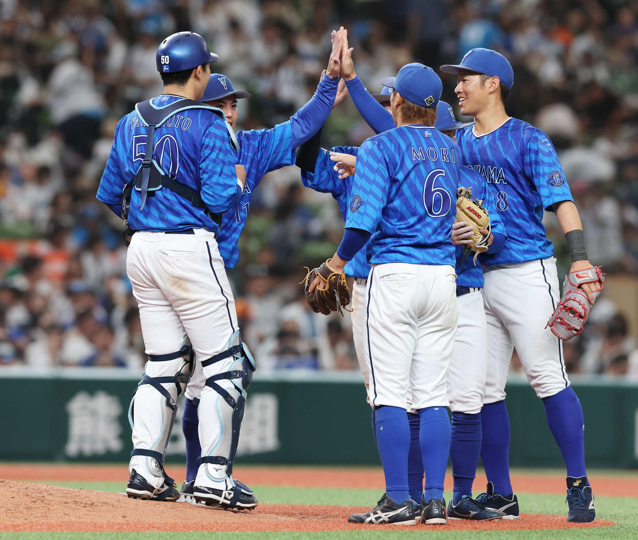 西武対DeNA　完封勝利しチームメートとタッチを交わすDeNA東（左から2人目）（撮影・宮地輝）