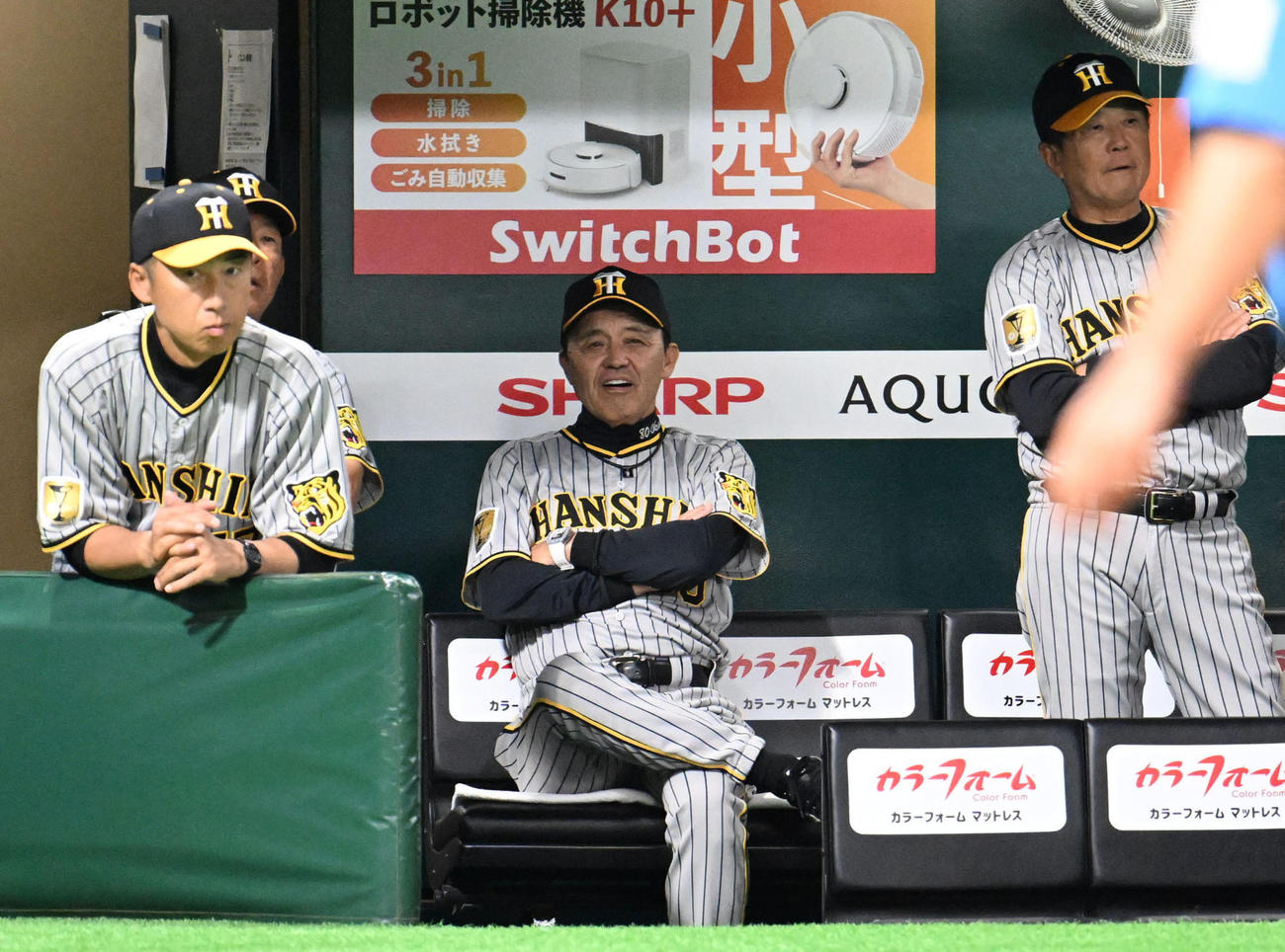 ソフトバンク対阪神　試合を見つめる岡田監督（中央）（撮影・林敢治）