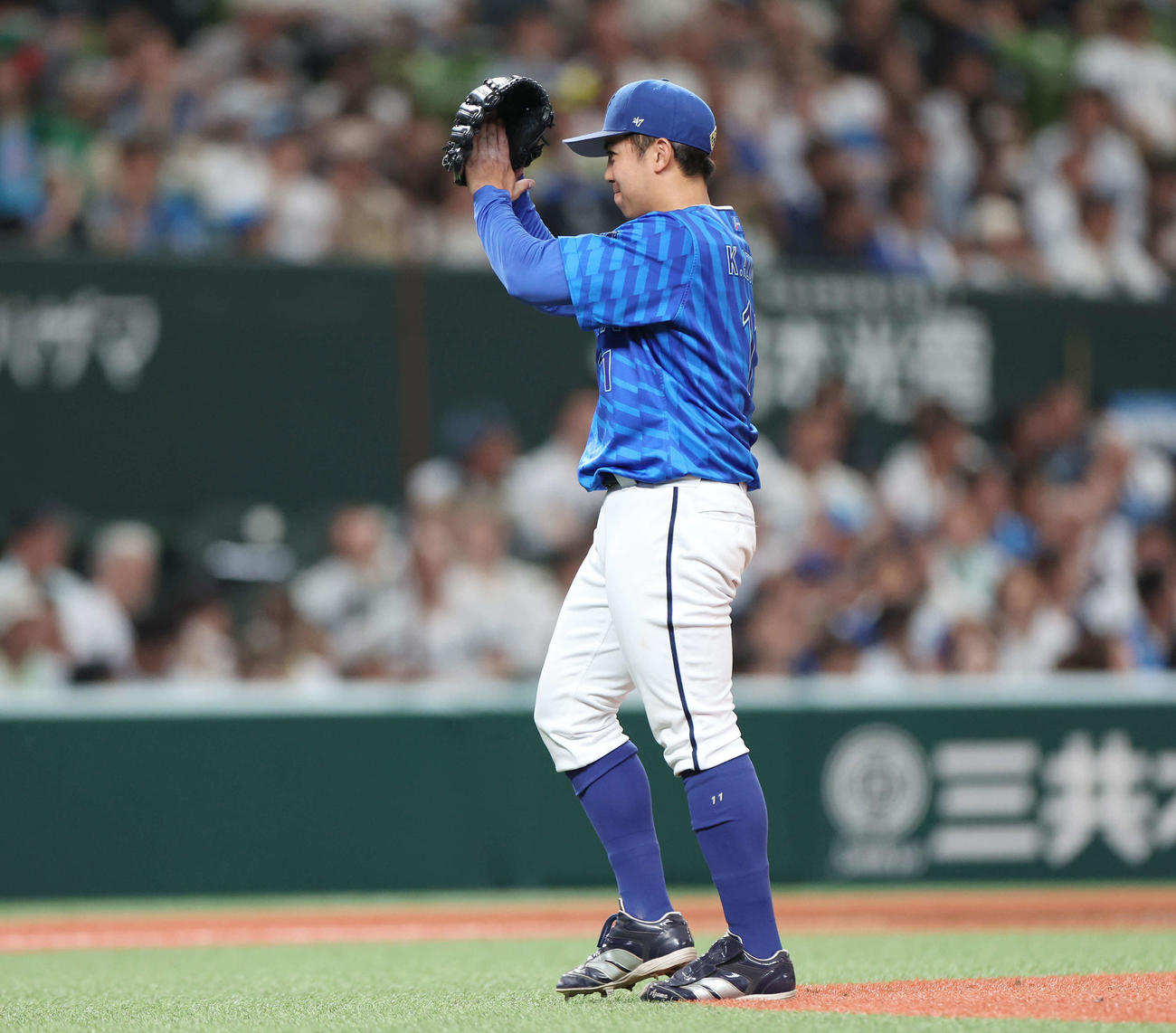 西武対DeNA　完封勝利しグラブをたたくDeNA東（撮影・宮地輝）