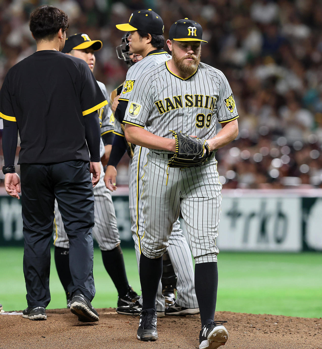 ソフトバンク対阪神　5回裏ソフトバンク1死二塁、打者栗原を迎えたところで降板するビーズリー（撮影・加藤哉）