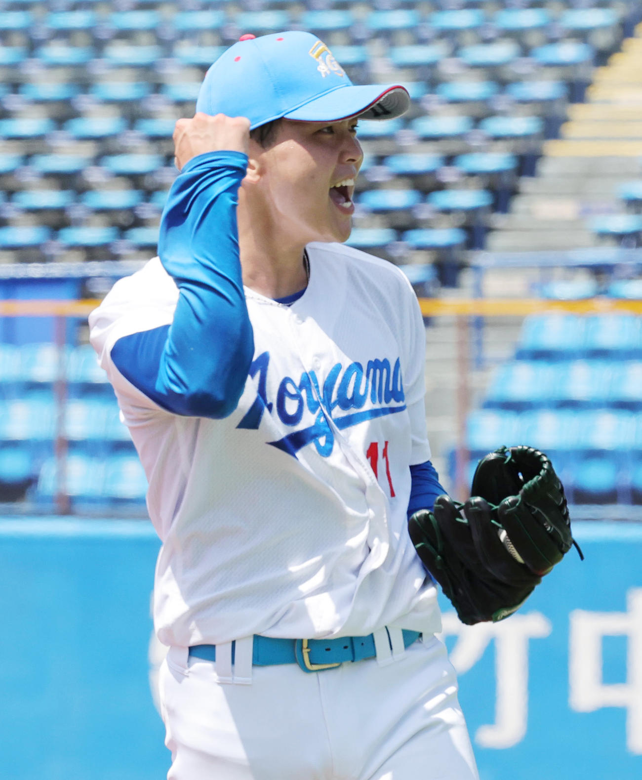 青学大対早大　1回裏を抑えガッツポーズの中西（撮影・野上伸悟）