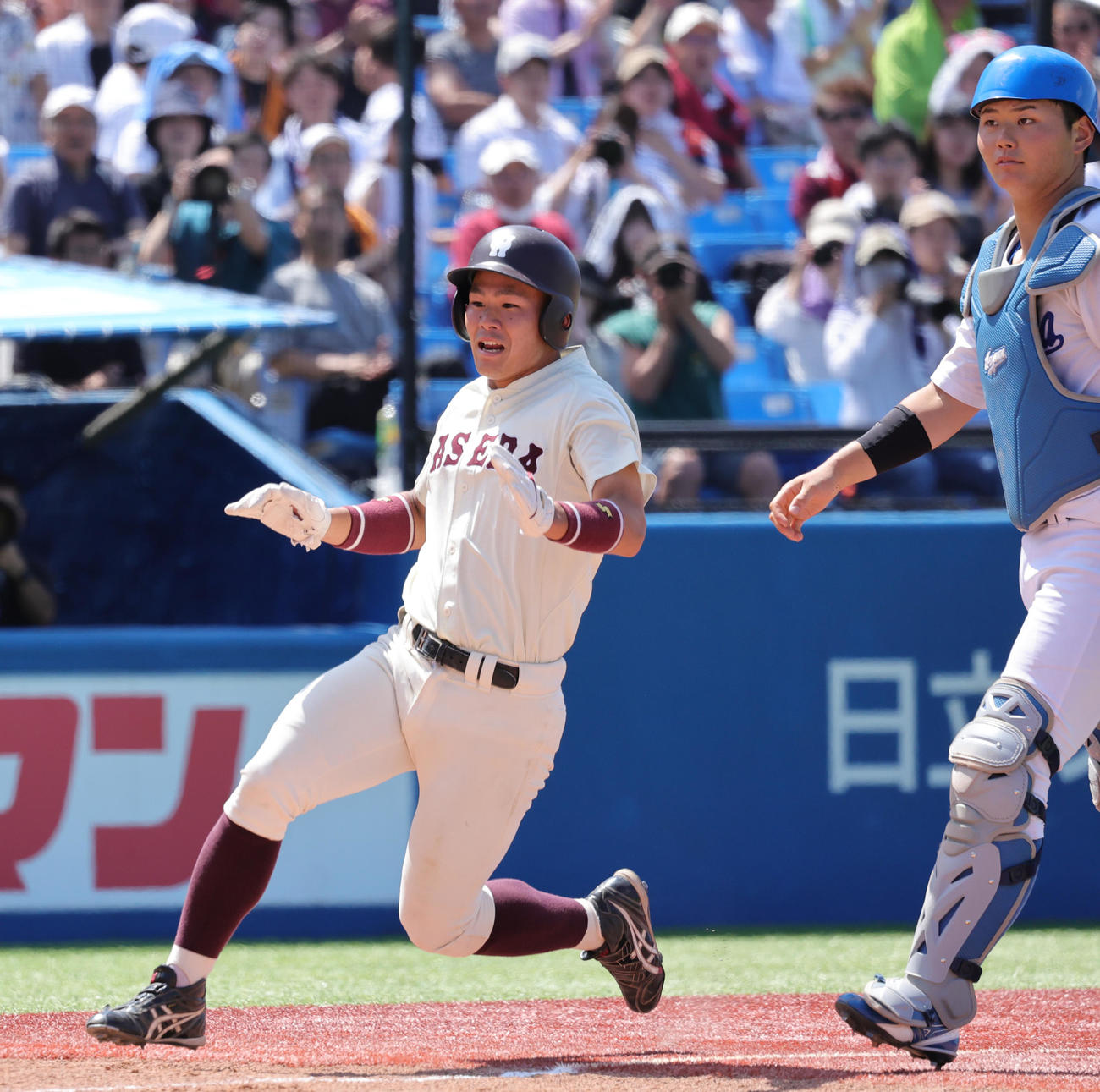 青学大対早大　4回裏早大無死一塁、梅村の捕前バントを渡部（右）が一塁に悪送球し、小沢が先制の生還（撮影・野上伸悟）