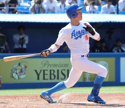 青学大対早大 5回表青学大1死三塁、右適時二塁打を放つ中田(撮影・野上伸悟)