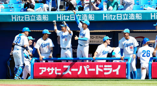 青学大対早大 5回表青学大2死三塁、藤原の勝ち越しの適時打に盛り上がるベンチ(撮影・たえ見朱実)