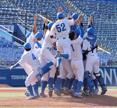 青学大対早大 優勝しち喜ぶ青学大の選手たち(撮影・野上伸悟)