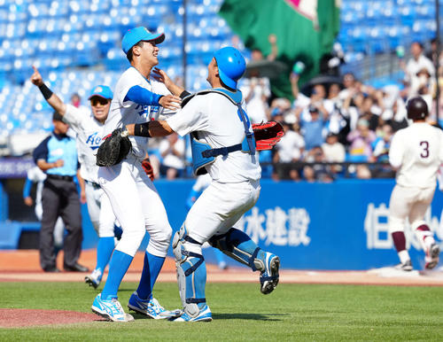 青学大対早大 優勝を飾り捕手渡部(右)と抱き合って喜ぶ青学大・鈴木(撮影・たえ見朱実)