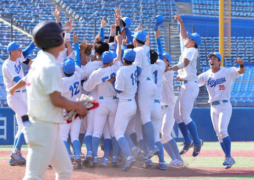 青学大対早大 優勝しち喜ぶ青学大の選手たち。右から2人目は西川(撮影・野上伸悟)