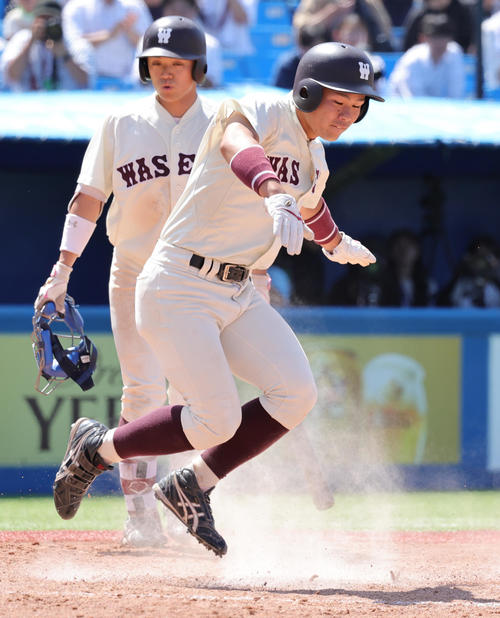 青学大対早大 4回裏早大無死一塁、梅村の捕前バントを渡部が一塁に悪送球し、小沢が先制の生還(撮影・野上伸悟)