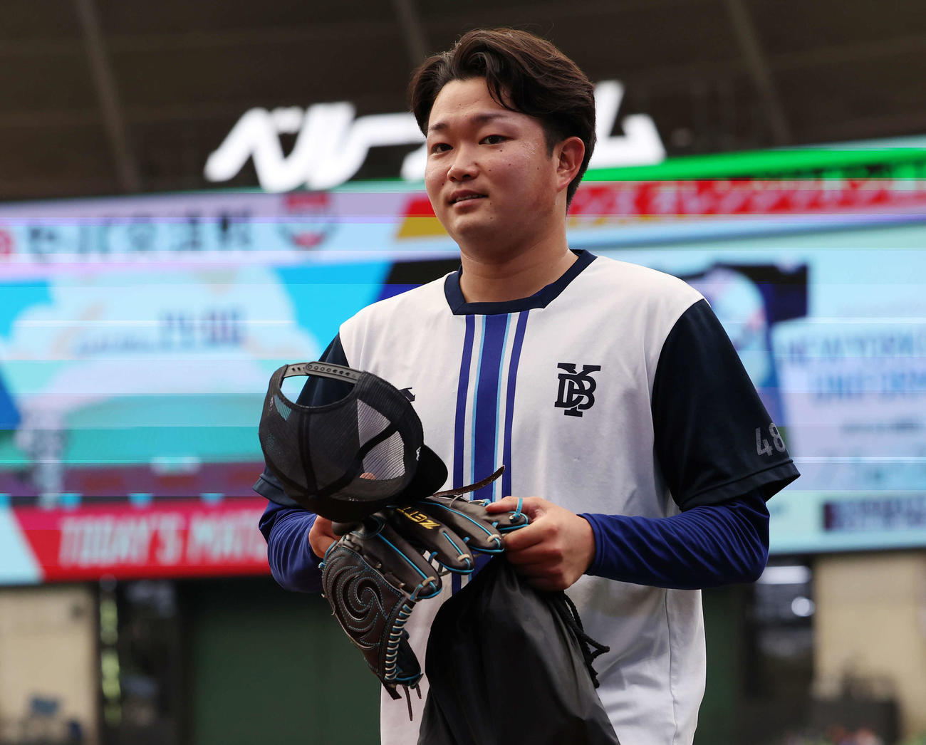 15日、試合前練習を終え引き揚げるDeNA石田裕（撮影・宮地輝）