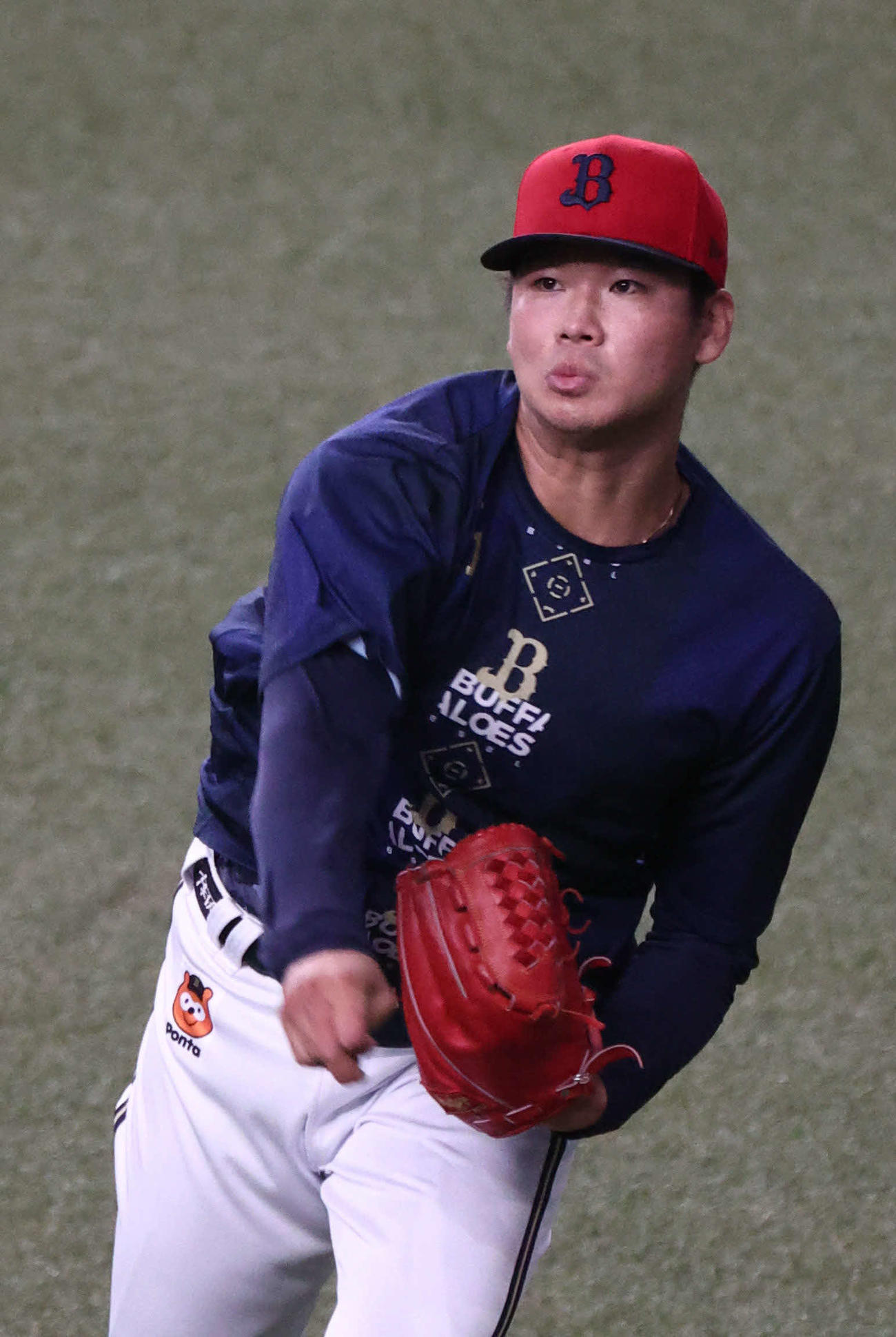 15日、キャッチボールで調整するオリックス山下（撮影・西尾就之）