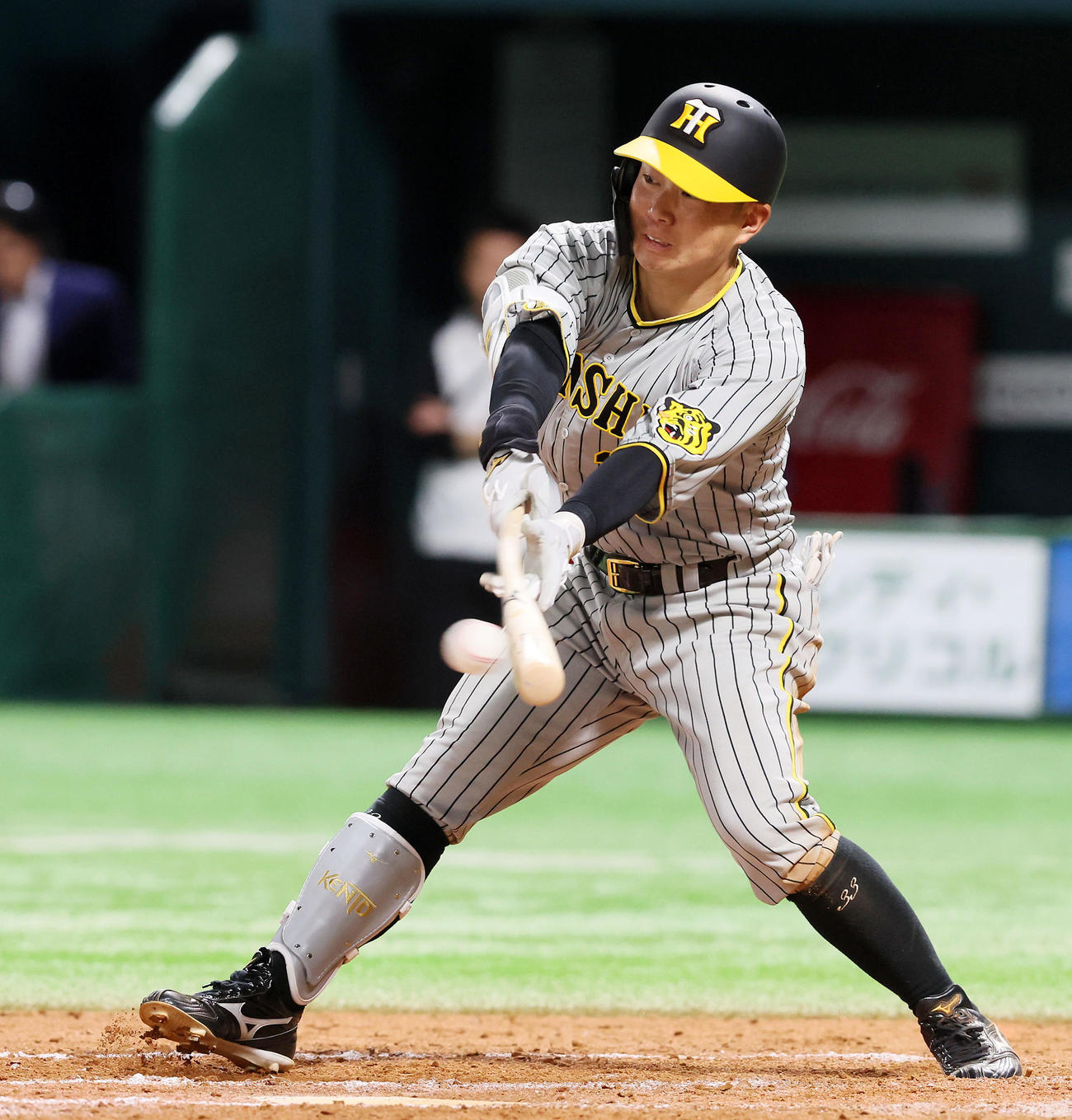 ソフトバンク対阪神　8回表阪神2死一、二塁、糸原は中前適時打を放つ（撮影・加藤哉）