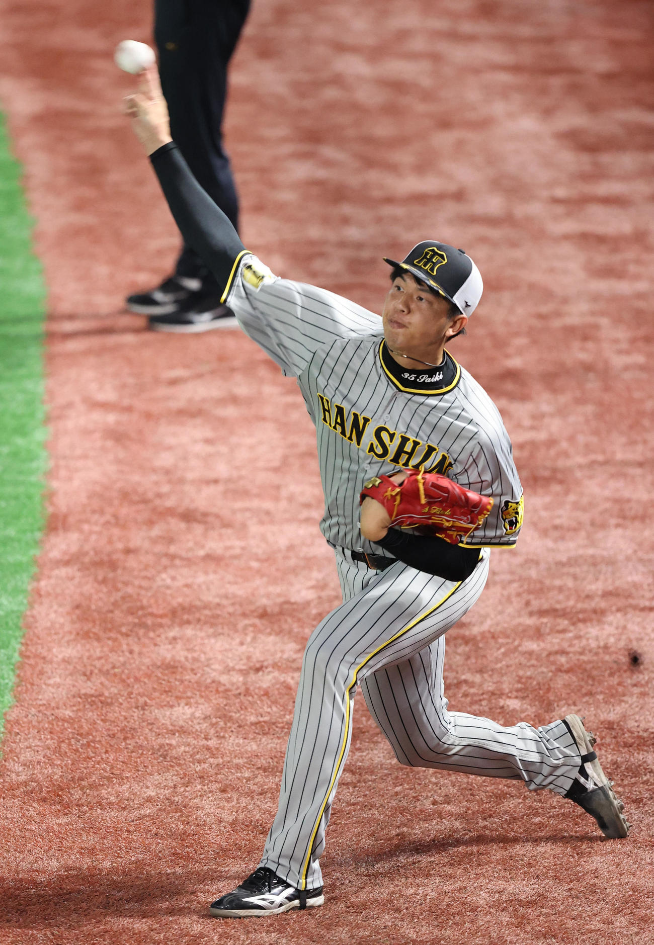 15日、キャッチボールで調整する才木（撮影・梅根麻紀）