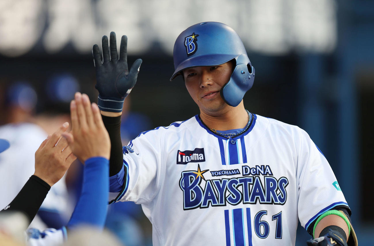 2024年6月5日、オリックス戦で1回に右越えソロ本塁打を放ちタッチを交わすDeNA蝦名