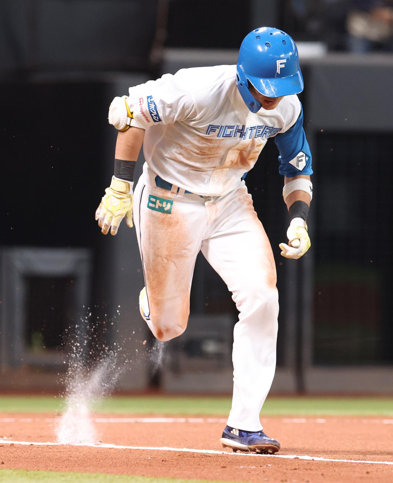 日本ハム対巨人　1回裏日本ハム1死一、二塁、清宮は併殺打に終わる（撮影・佐藤翔太）