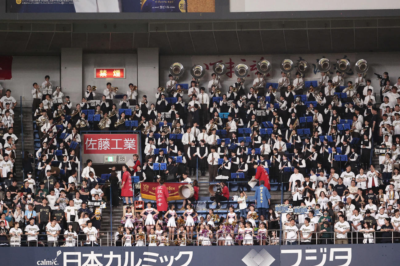 オリックス対ヤクルト　ライトスタンドの一角には大阪桐蔭のブラスバンドが陣取り応援テーマなどを演奏した（撮影・西尾就之）