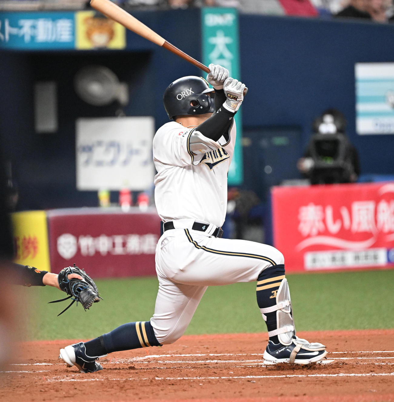 オリックス対ヤクルト　3回裏オリックス1死一塁、左中間を破る適時二塁打を放つ森（撮影・和賀正仁）