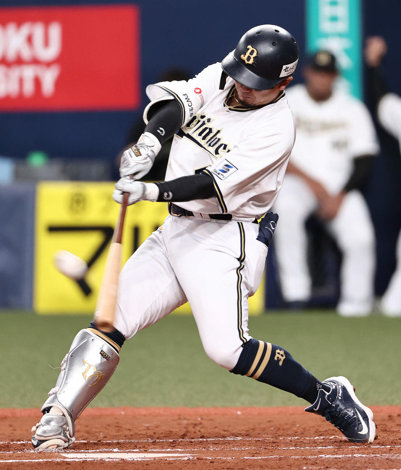 オリックス対ヤクルト　2回裏オリックス1死一塁、森は左越えに適時二塁打を放つ（撮影・西尾就之）