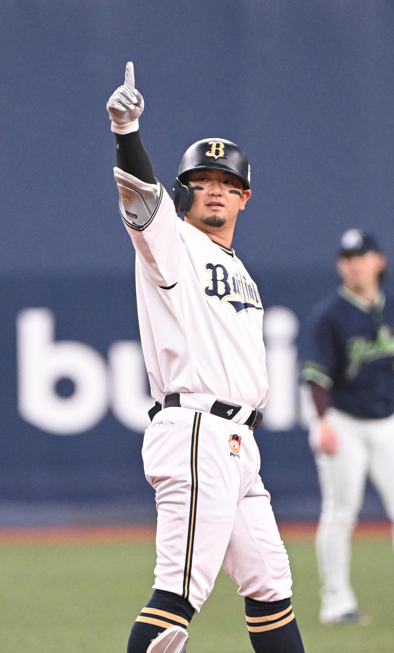 オリックス対ヤクルト　3回裏オリックス1死一塁、左中間を破る適時二塁打を放った森はポーズ（撮影・和賀正仁）