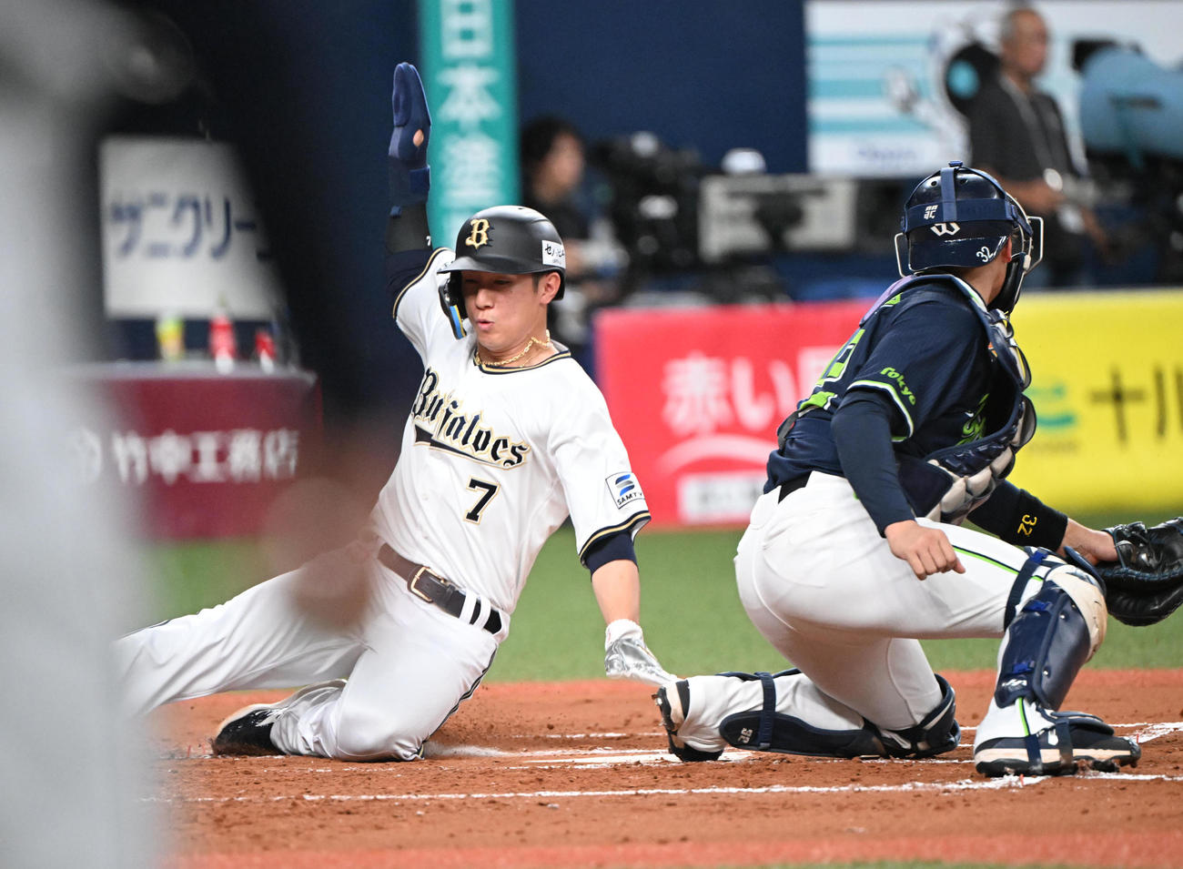 オリックス対ヤクルト　3回裏オリックス1死一塁、森の二塁打で生還する西川、捕手松本直（撮影・和賀正仁）