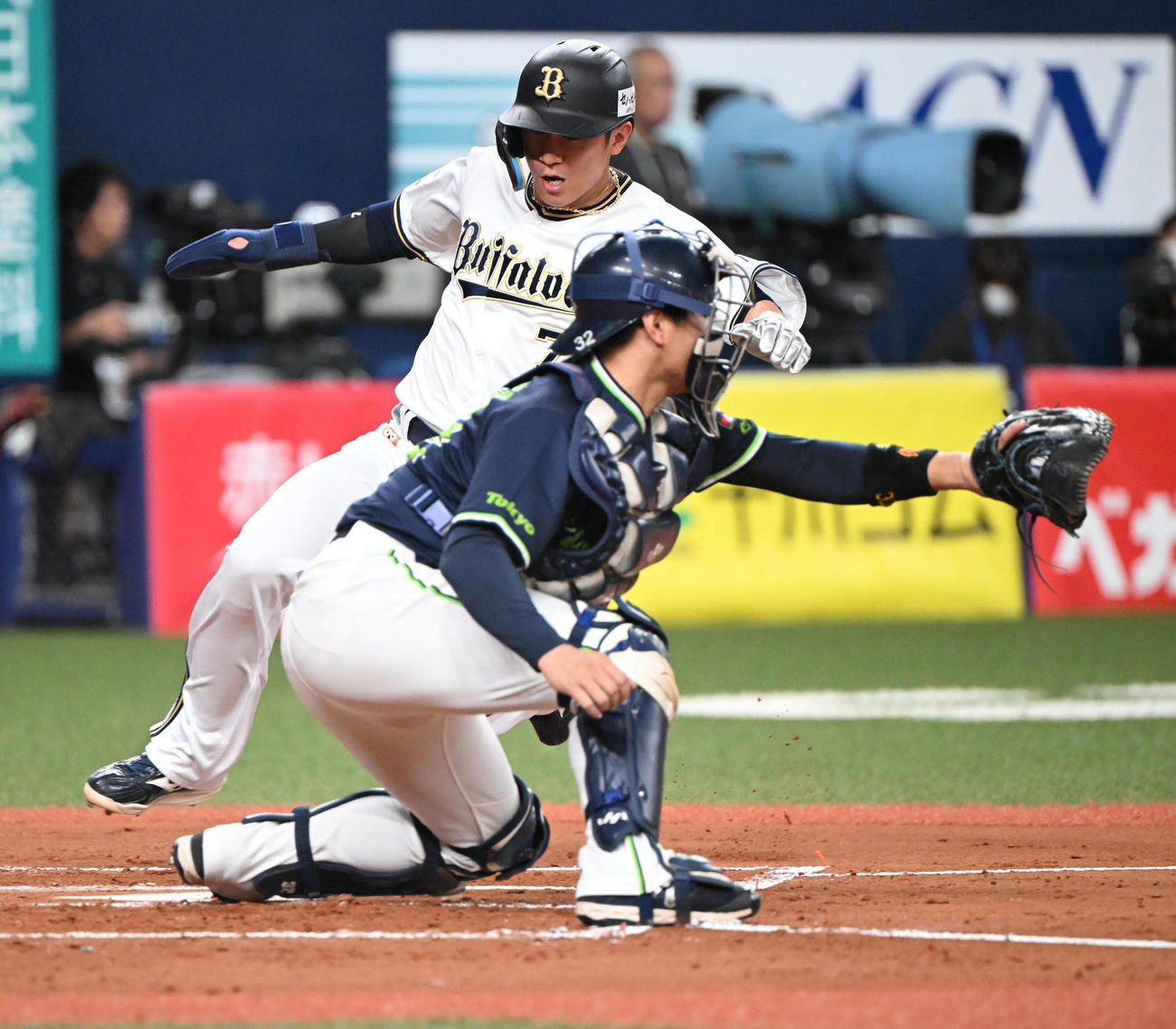 オリックス対ヤクルト　3回裏オリックス1死一塁、森の二塁打で生還する西川、捕手松本直（撮影・和賀正仁）