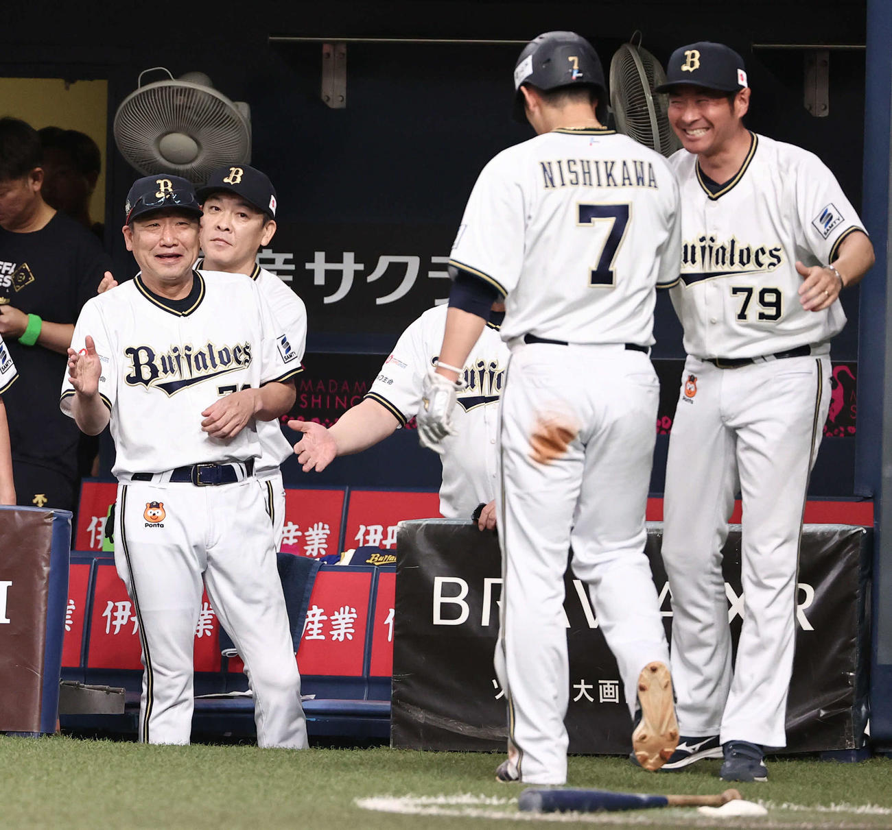 オリックス対ヤクルト　2回裏オリックス1死一塁、森の適時二塁打で生還した西川を笑顔で迎える中嶋監督（撮影・西尾就之）