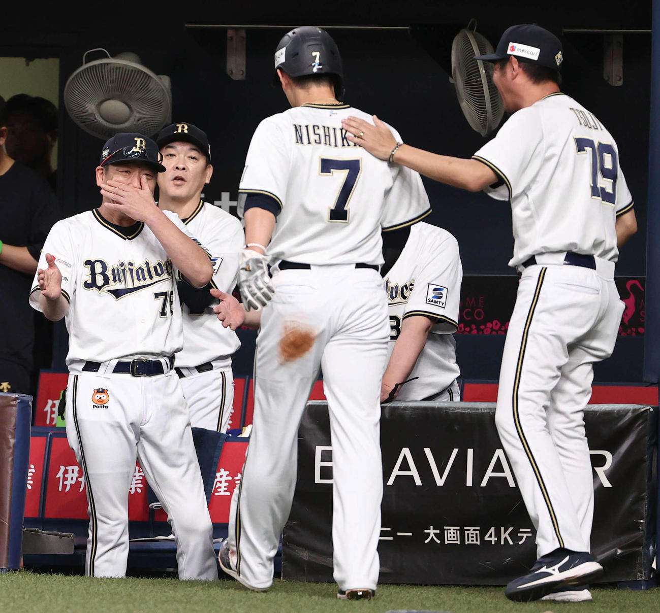 オリックス対ヤクルト　2回裏オリックス1死一塁、森の適時二塁打で生還した西川を笑顔で迎える中嶋監督（撮影・西尾就之）