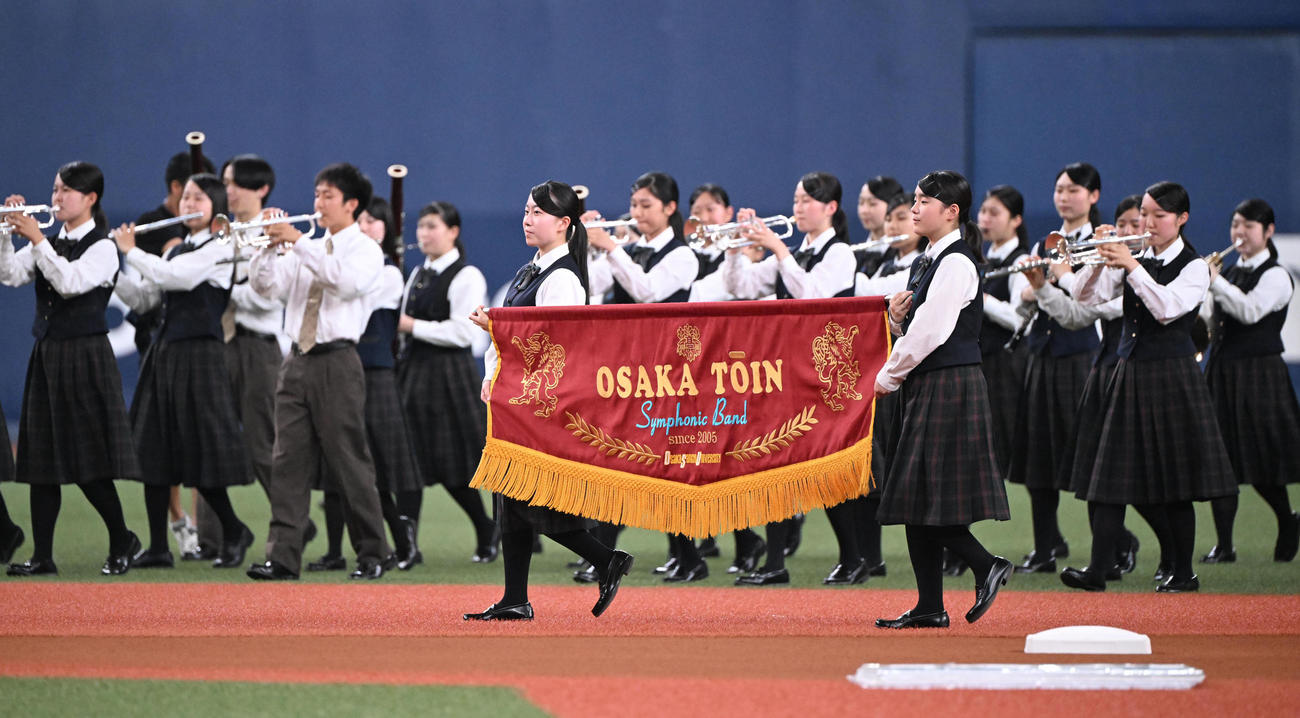 オリックス対ヤクルト　オープニングアクトを行う大阪桐蔭の吹奏楽部（撮影・和賀正仁）