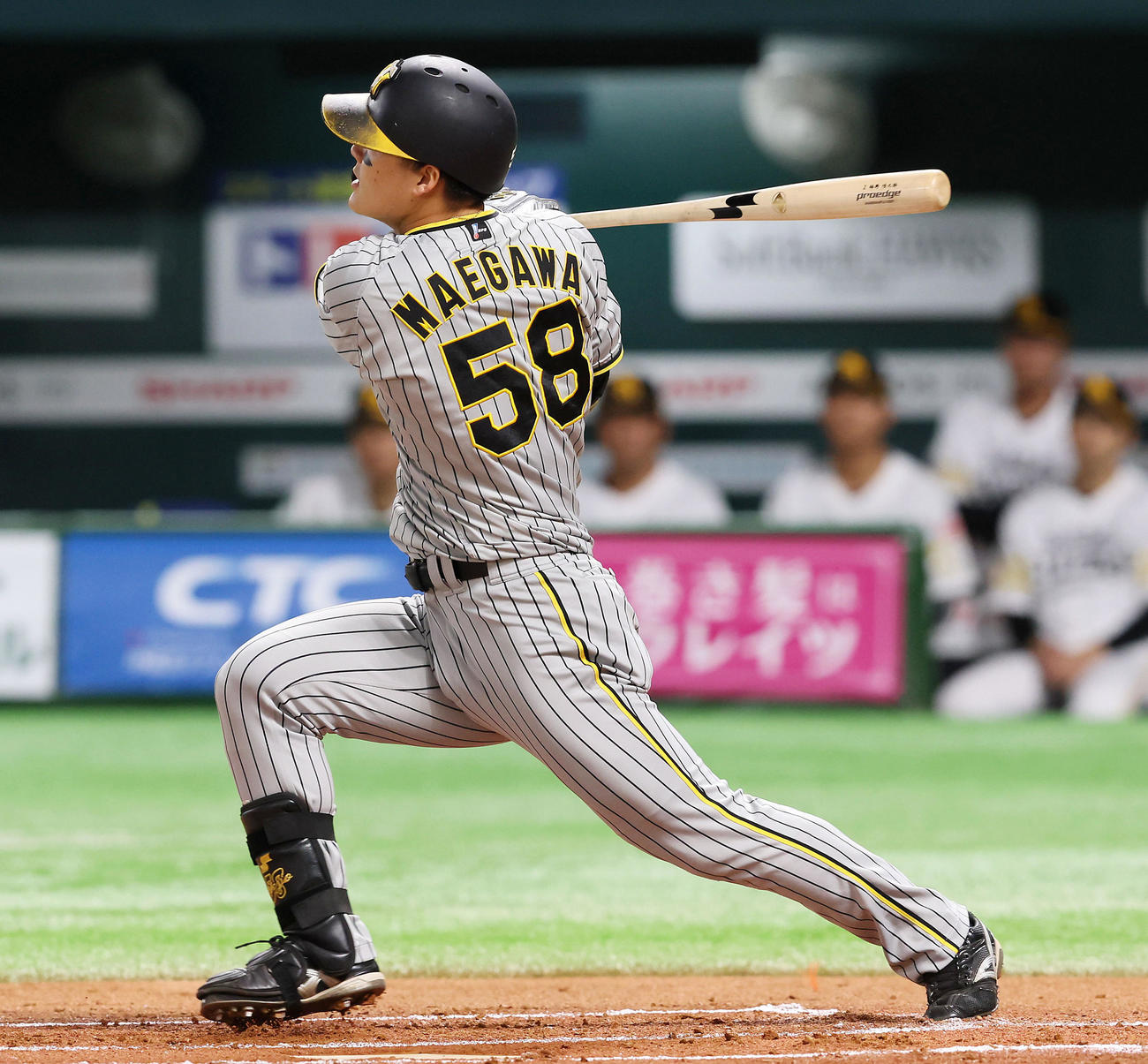 ソフトバンク対阪神　1回表阪神1死満塁、前川は右へ満塁本塁打を放つ（撮影・加藤哉）