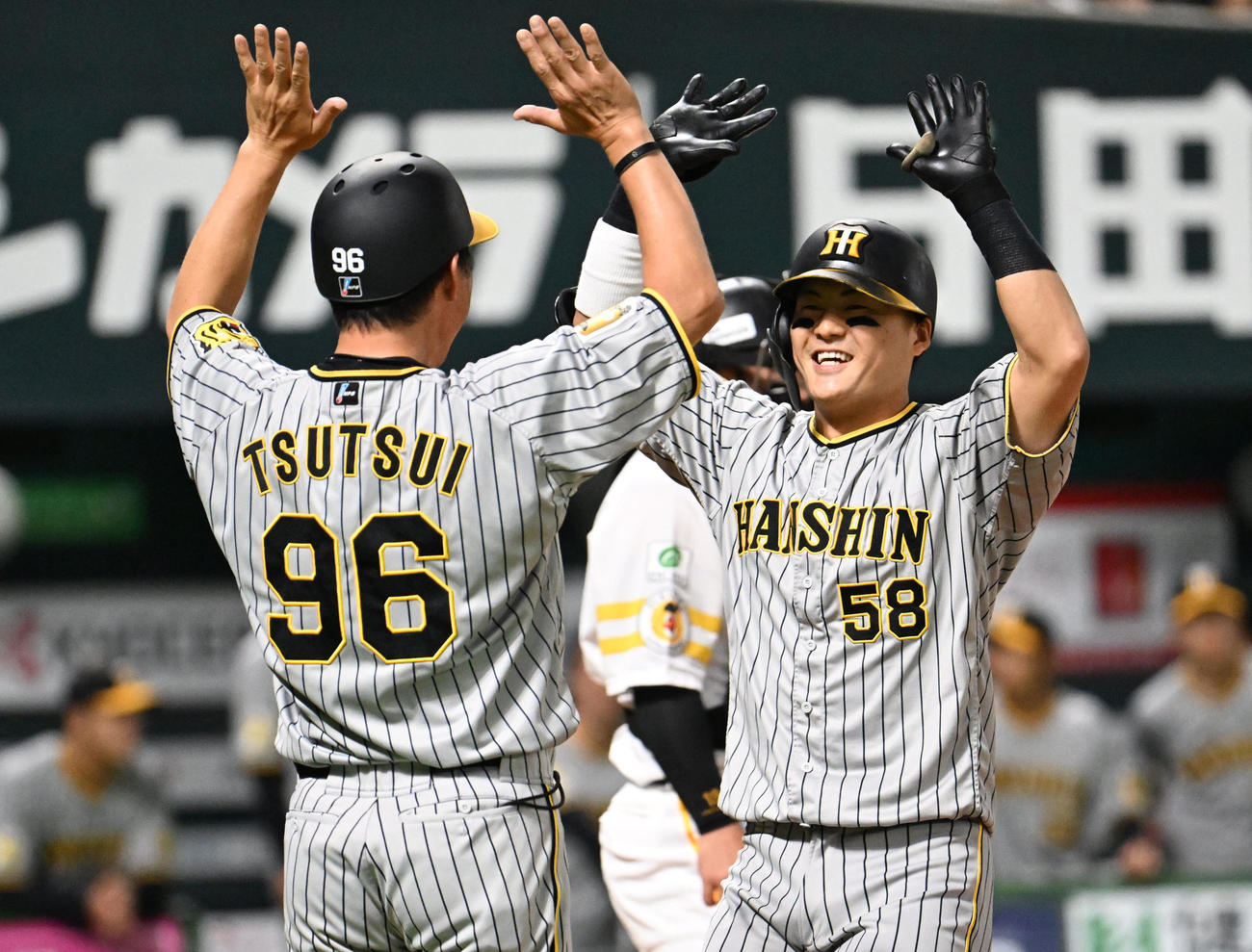 ソフトバンク対阪神　1回表阪神1死満塁、前川（右）は右越えに満塁本塁打を放ちハイタッチを交わす（撮影・林敢治）