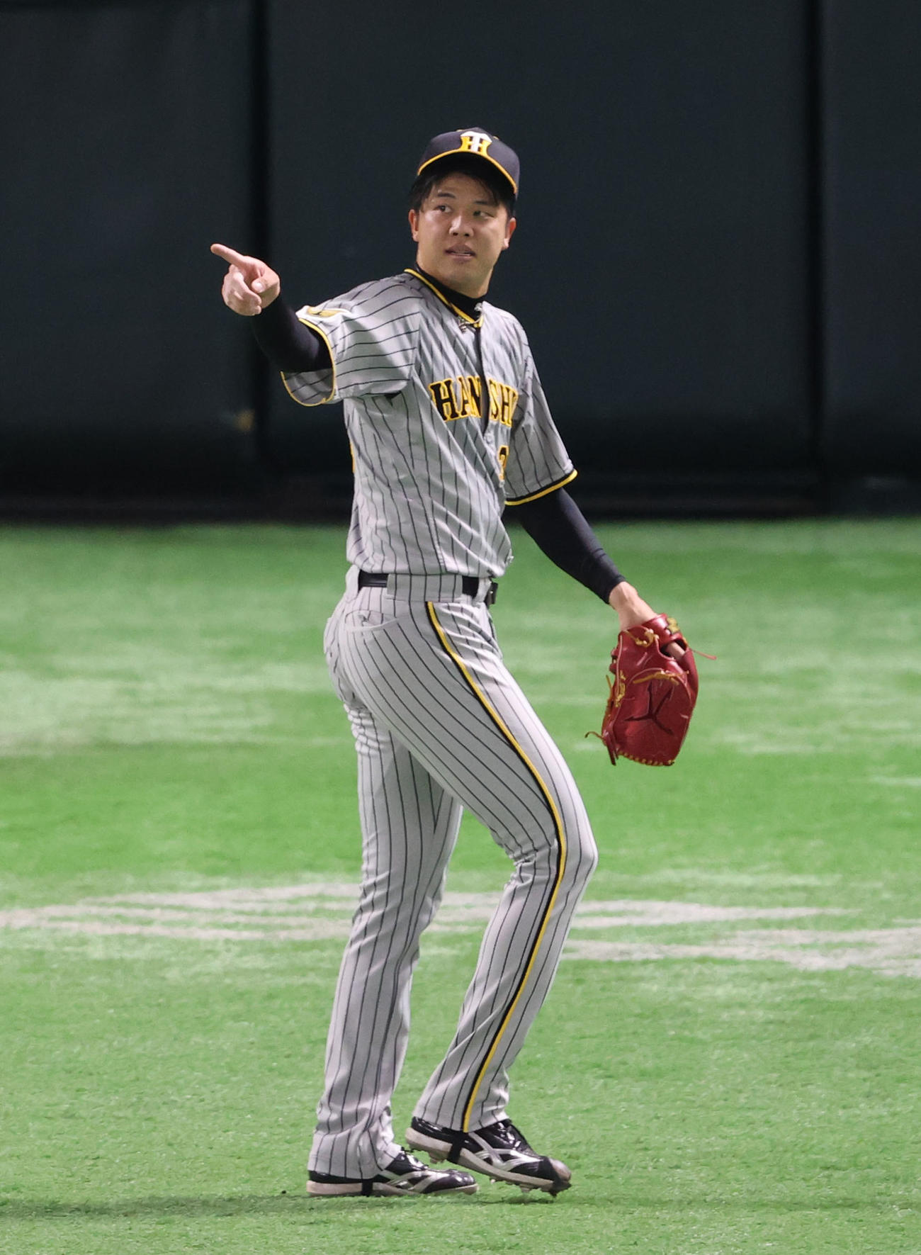 ソフトバンク対阪神　2回に好守備を見せた右翼手の森下に合図を送る才木（撮影・梅根麻紀）