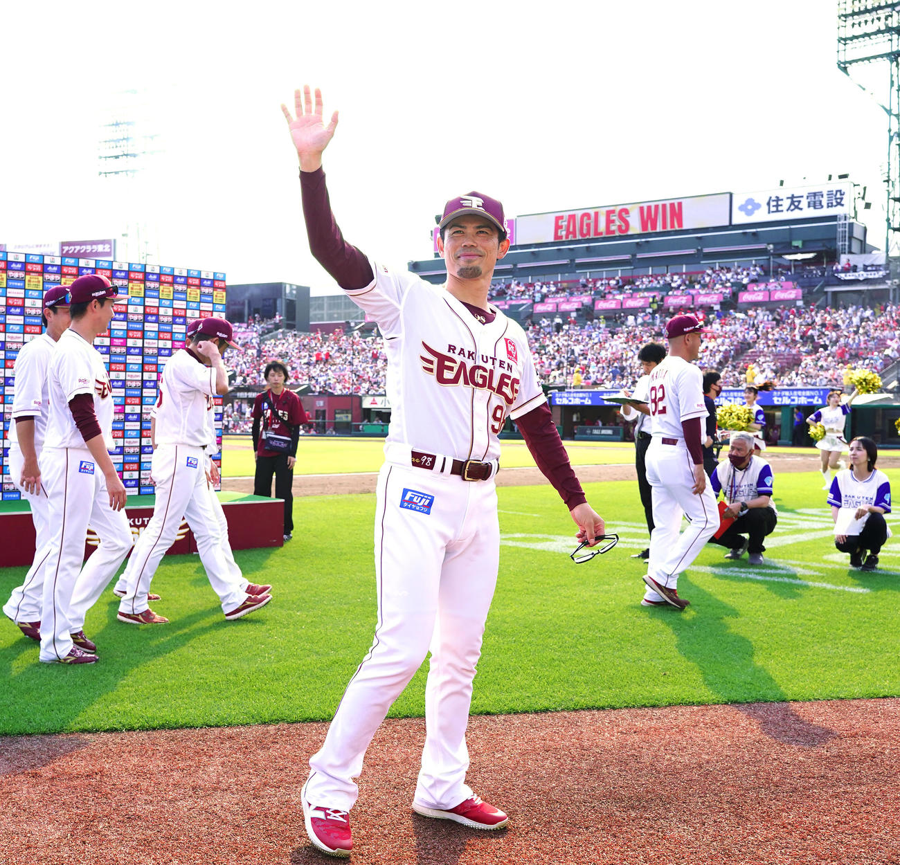 楽天対広島　広島に勝利し、ファンに歓声に応える楽天今江監督（撮影・菅敏）