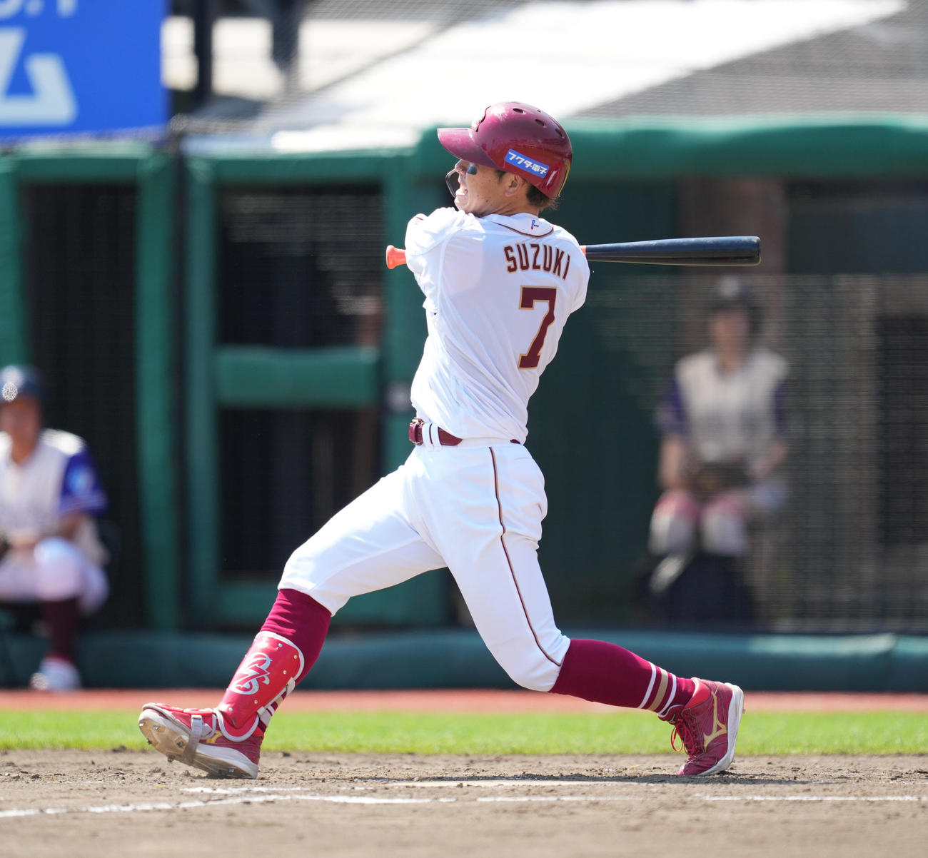 楽天対広島　3回裏楽天無死一塁、右越えに2点本塁打を放つ鈴木大（撮影・菅敏）
