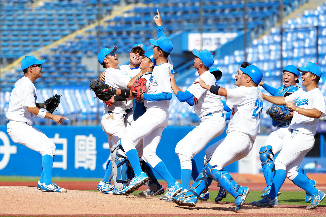 青学大対早大　優勝を飾り喜ぶ青学大ナイン（撮影・たえ見朱実）