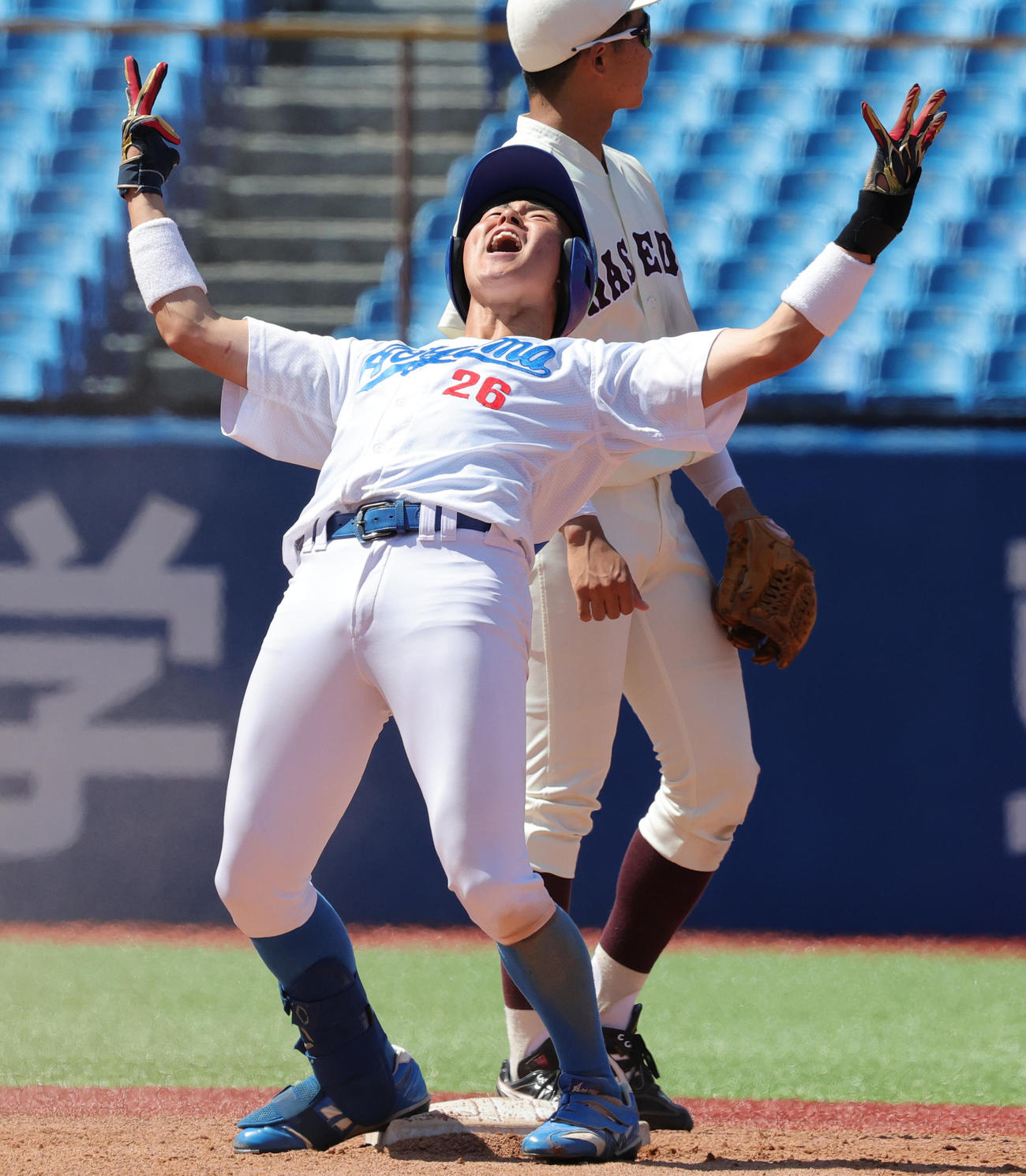 青学大対早大　5回表青学大1死三塁、右適時二塁打を放ち喜ぶ中田（撮影・野上伸悟）