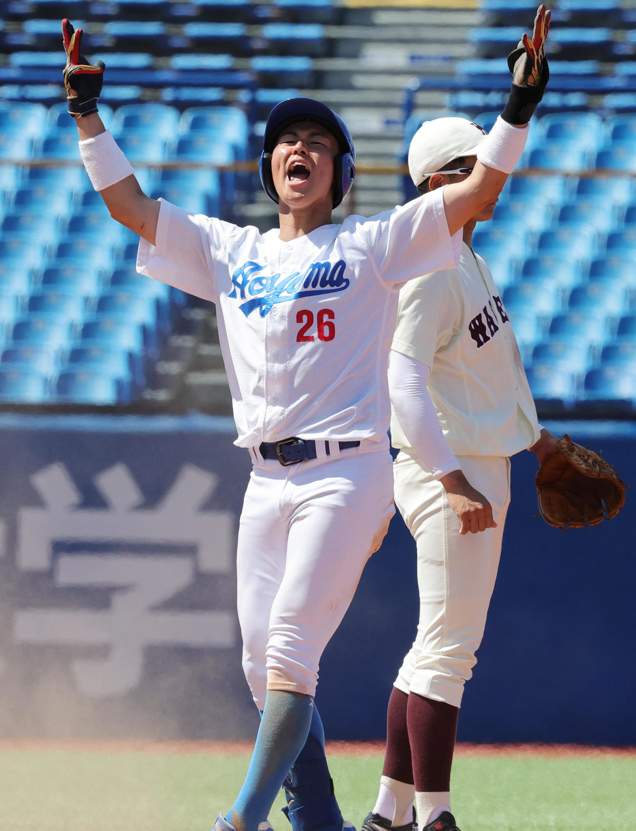 青学大対早大　5回表青学大1死三塁、右適時二塁打を放ち喜ぶ中田（撮影・野上伸悟）