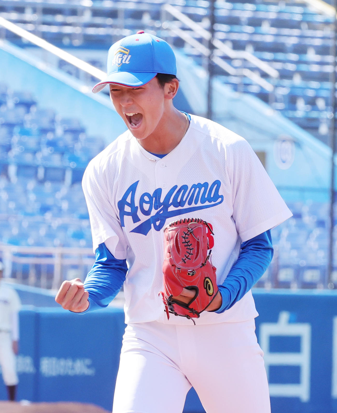 青学大対早大　8回裏のピンチをしのぎガッツポーズでほえる鈴木（撮影・野上伸悟）