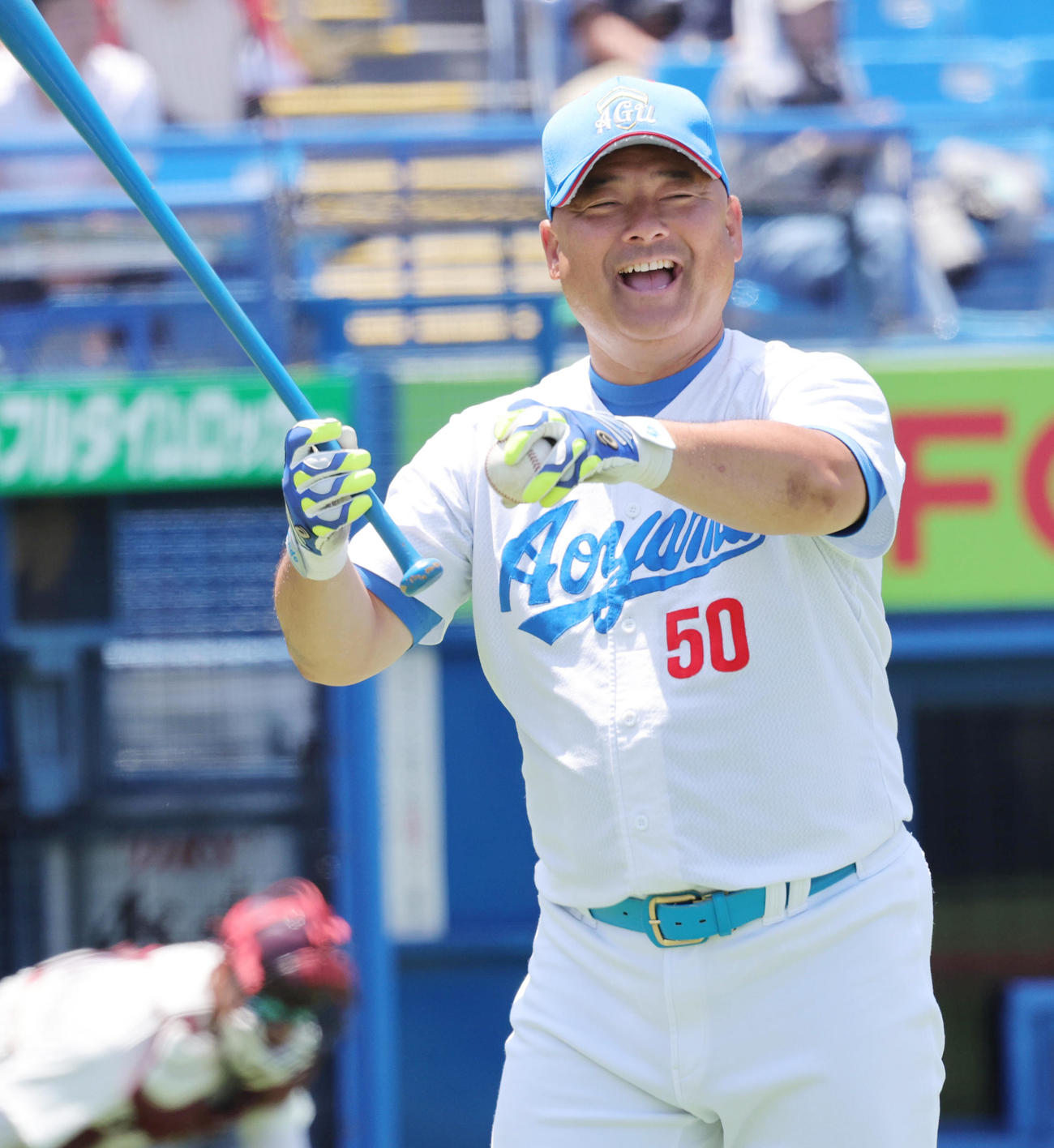 青学大対早大　ノックをする青学大・安藤監督（撮影・野上伸悟）