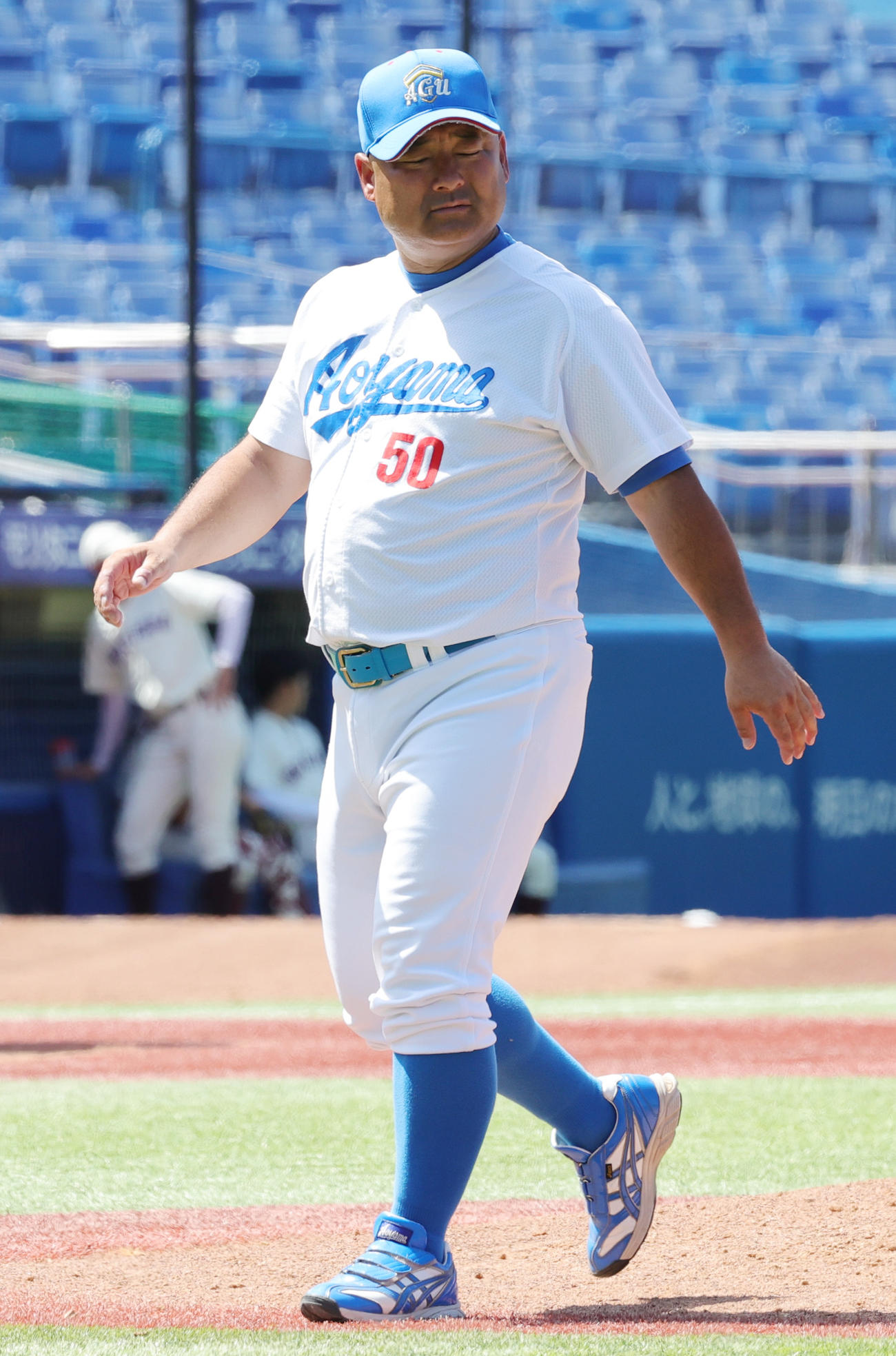 青学大対早大　マウンドに足を運ぶ青学大・安藤監督（撮影・野上伸悟）