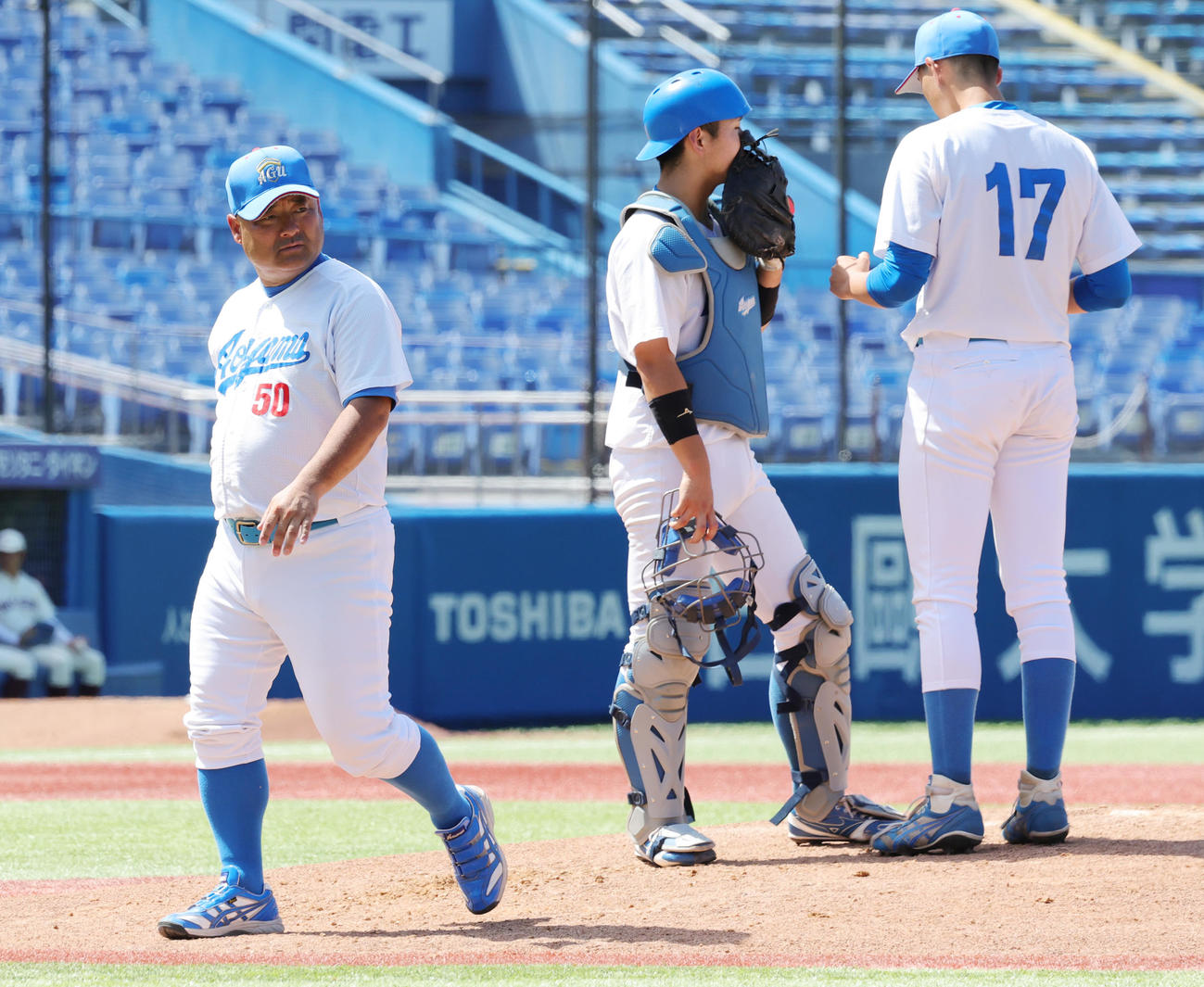 青学大対早大　マウンドに足を運ぶ青学大・安藤監督（撮影・野上伸悟）